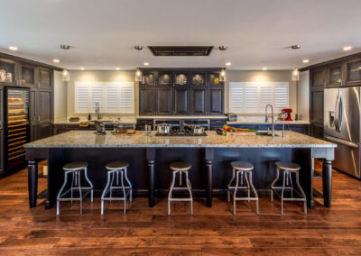 Transitional-Kitchen-with-Dark-Stained-Alder-and-Large-Island_1-1400x788